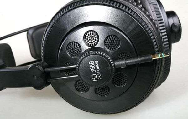 Superlux HD668B - доступные мониторные наушники с отменным звуком